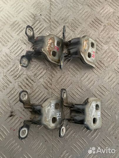 Петли двери задней правой Рено Логан 1