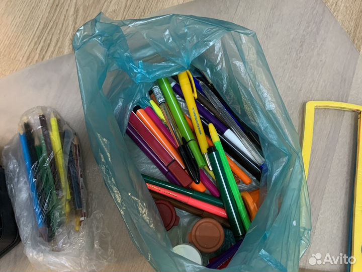 Пакет фломастеры, ручки, на стол подстилка, краски