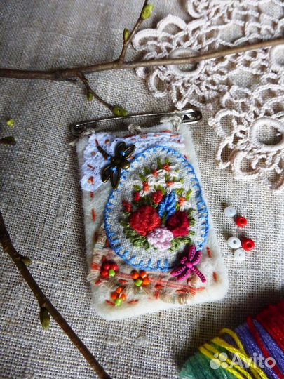 Брошь вышитая