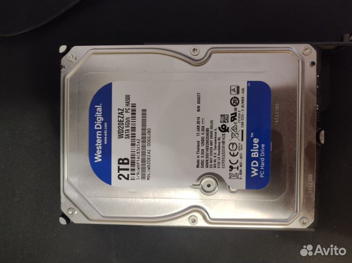 Игровой стол и компьютером с гарнитурой