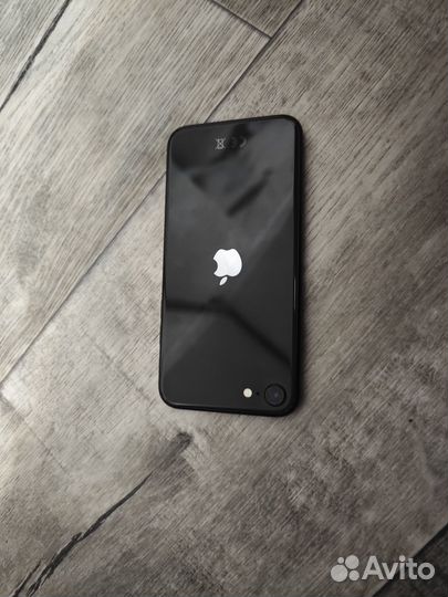 iPhone SE, 64 ГБ