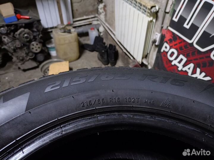 Pirelli Ice Zero 215/65 R16