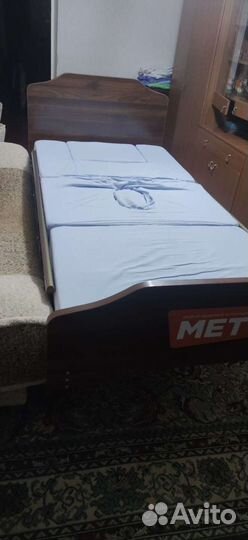 Кровать с подъемным механизмом