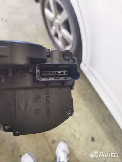 Замок двери передний правый на Ниссан Тиида