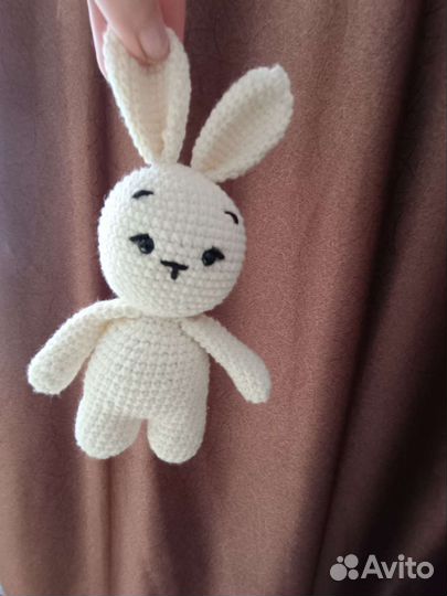 Вязаная игрушка. Амигуруми заяц. Ручная работа