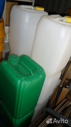 Канистры пластиковые 10 л. и 5 л