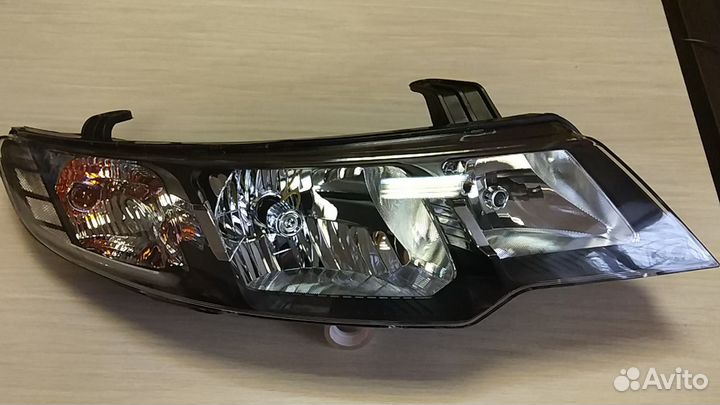 Фара правая Kia Cerato 09-13