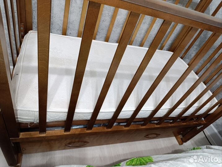 Детская кроватка с маятником и ящиками