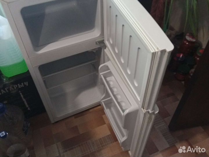 Миниатюрный двухкамерный холодильник