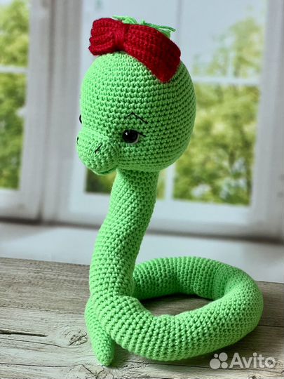 Вязанная змейка ручной работы. Символ 2025