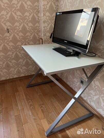 Компьютерный стол стеклянный