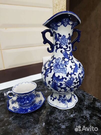 Ваза с чашкой и блюдцем гжель