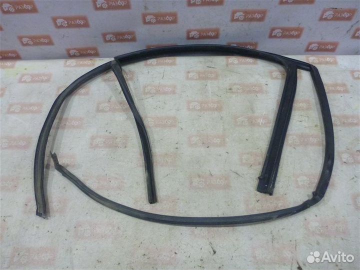 Уплотнительная резинка стекла задняя левая