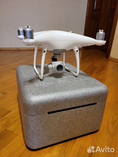Квадрокоптер DJI Phantom 4 pro