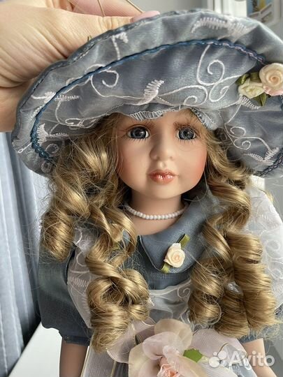 Кукла фарфоровая