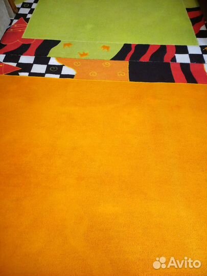 Продам 2 ковра салатового и оранжевого цвета