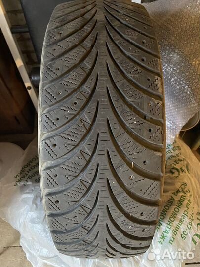 Goodyear UltraGrip Extreme 215/65 R16 33T