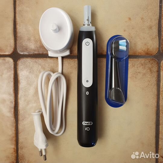 Электрическая зубная щетка Oral-B iO Series 4