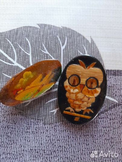 Павлиньи перья, декорированные значки,шпили, бляха