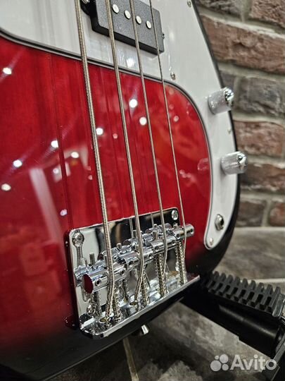 Бас Гитара Precision Bass + Аксессуар