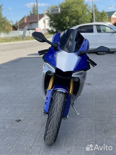 Yamaha r1