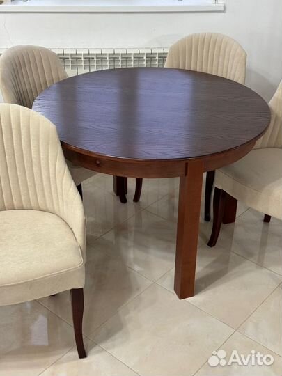 Стол и стулья