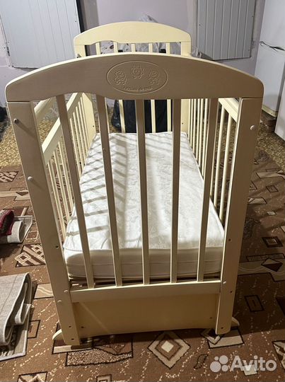 Детская кроватка с маятником
