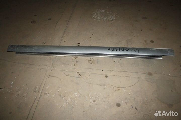 Накладка на порог правая toyota avensis II 2003-20