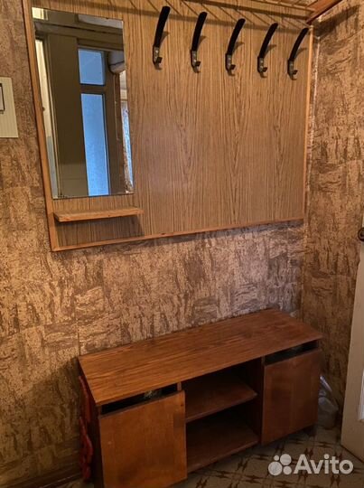 Подвесная вешалка с зеркалом для верхней одежды