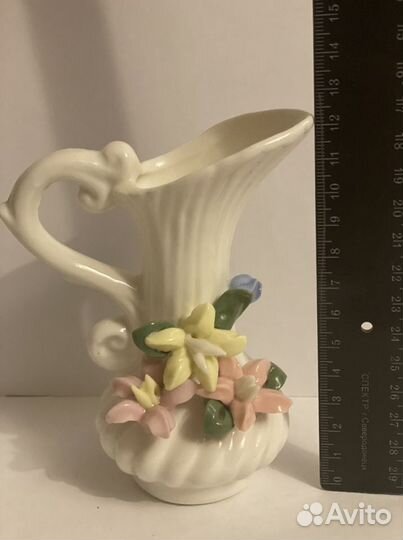 Ваза с узорами лепки