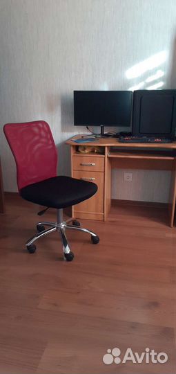 Компьютерное кресло и столь