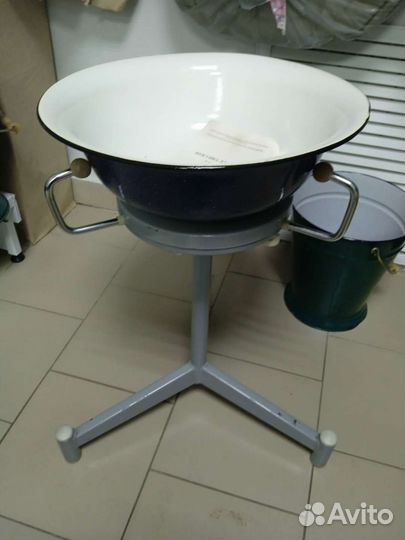 Стойка подставка под таз, ведро. Авто, в больниц