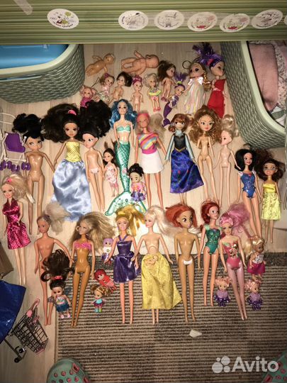 Карета с лошадью и много кукол