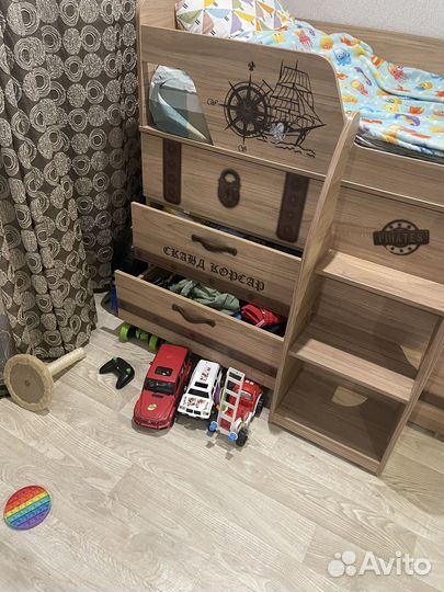 Детская кровать чердак со столом и шкафом