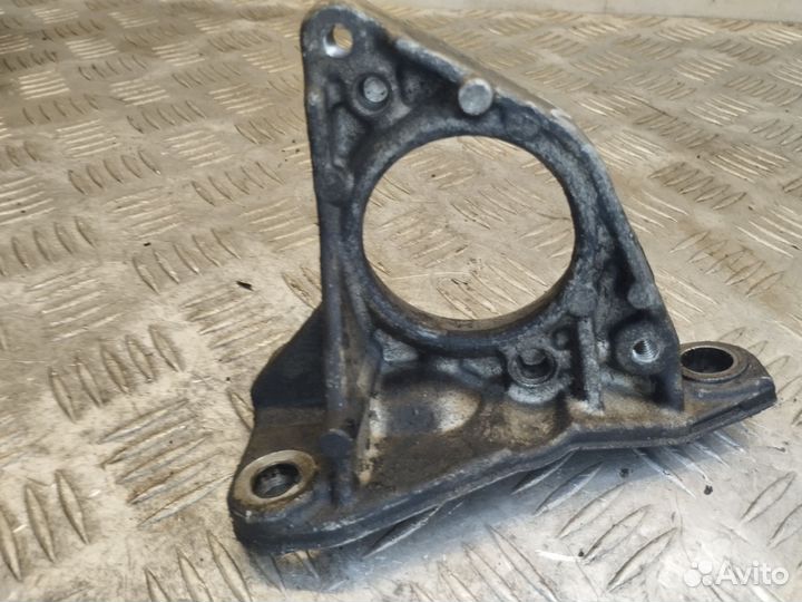 Кронштейн правого привода Renault Megane k9k 722