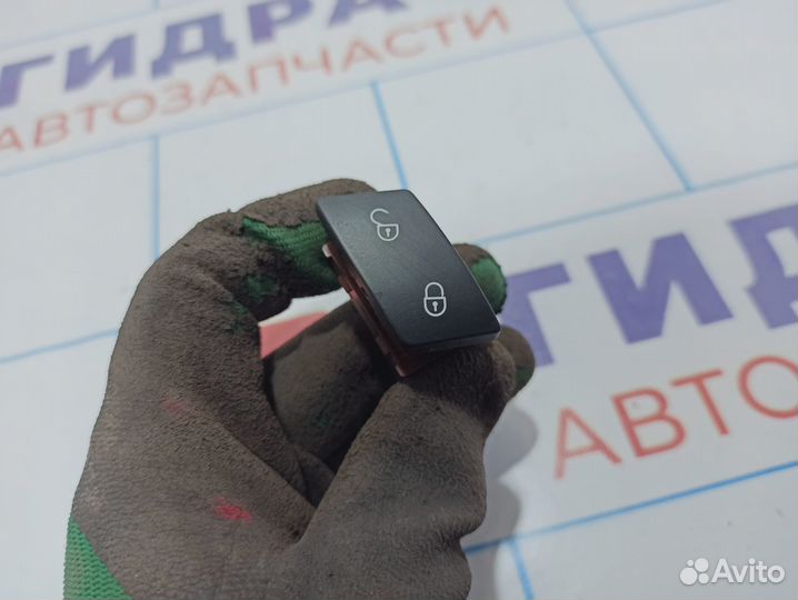 Кнопка центрального замка правая Skoda Superb (3T)