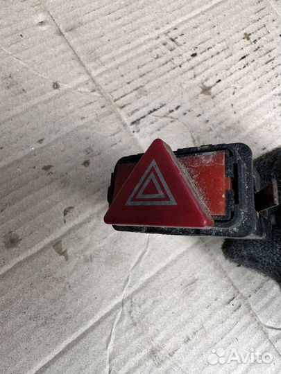 Кнопка аварийной сигнализации Audi A8 (D2) I реста