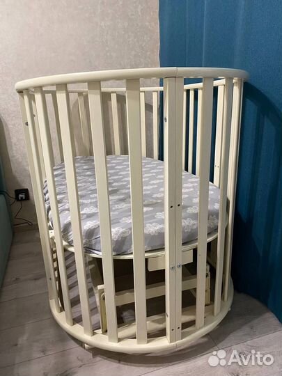 Детская кроватка с маятником
