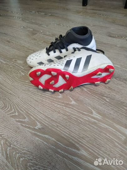 Футбольные бутсы adidas predator