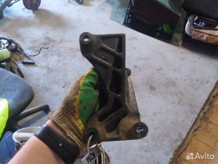 Кронштейн двигателя Opel Astra H