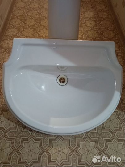 Раковина фаянсовая