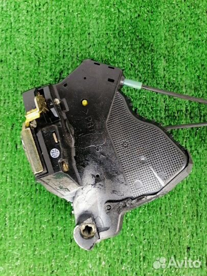 Замок двери передний левый Toyota Voltz ZZE136