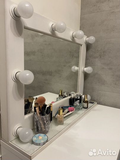 Гримерное зеркало с лампочками