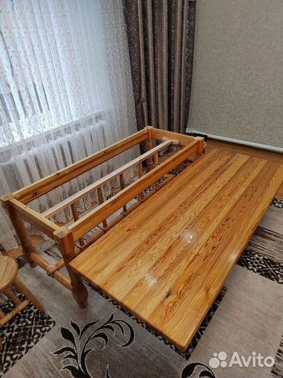 Кухонный стол и стулья