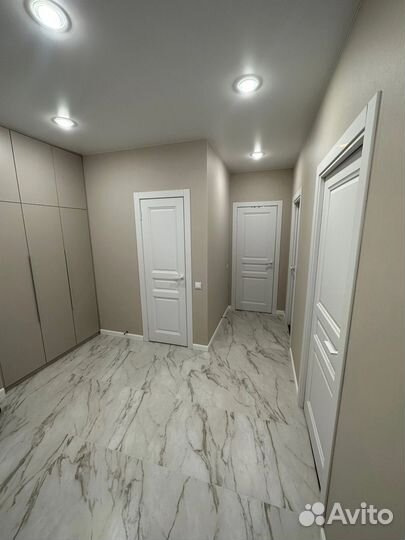 Поклейка обоев.Покраска стен