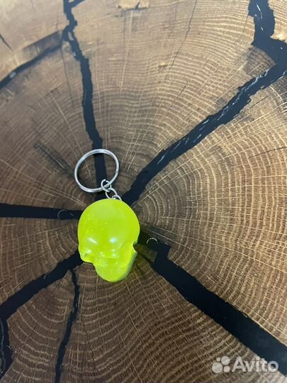 Брелок череп из эпоксидной смолы