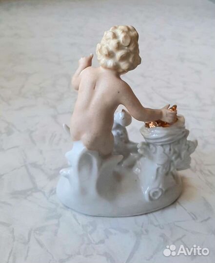 Фарфоровая статуэтка Путти с собакой Германия