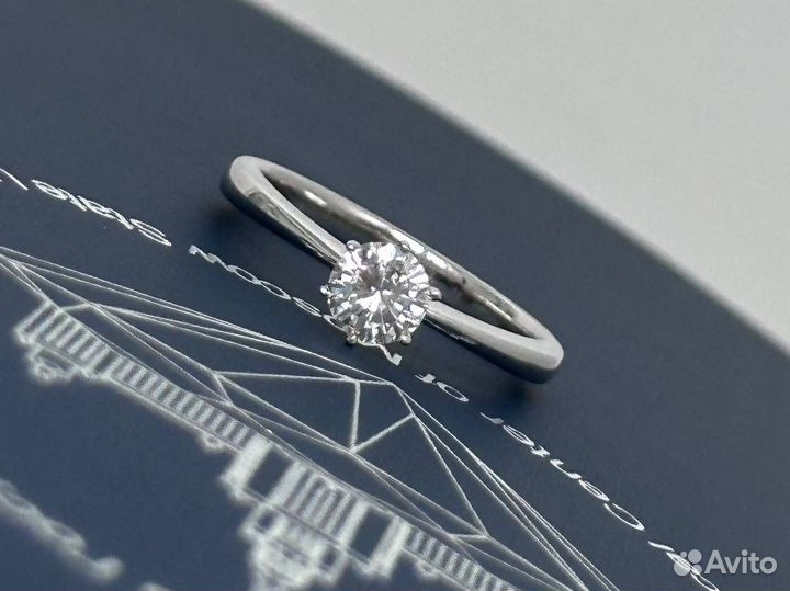 Золотое кольцо с бриллиантом