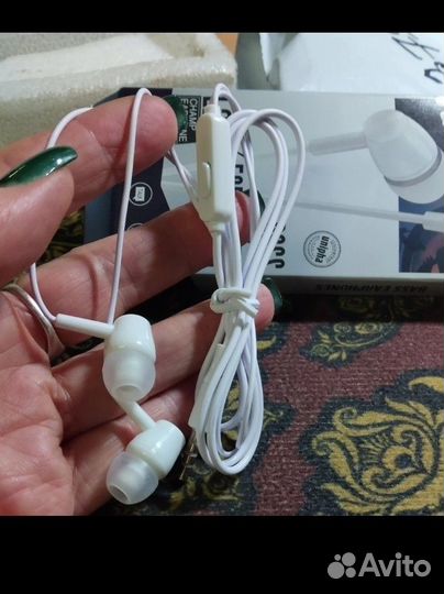 Проводные наушники черные и белые