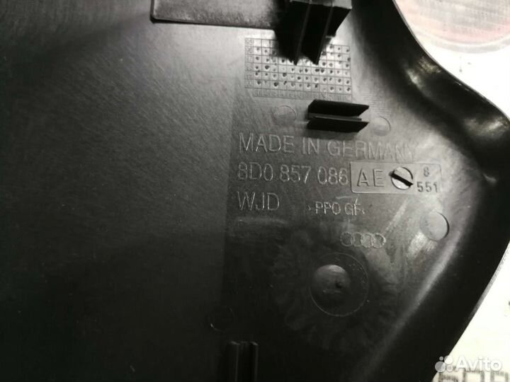 Правая крышка блока предохранителей Ауди А4 Б5